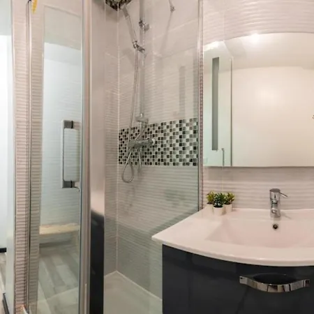 2 Pour 4 à 6 Personnes Appartement *