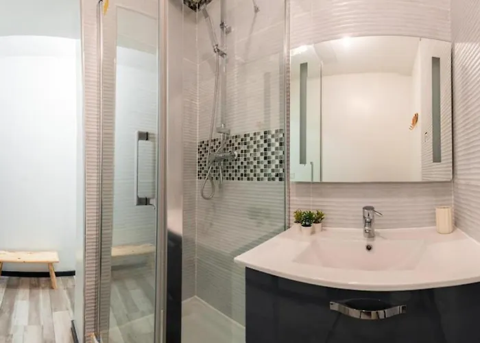 2 Pour 4 à 6 Personnes Appartement *